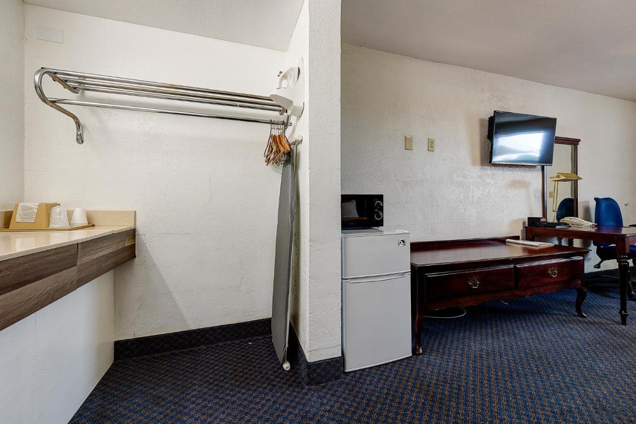 Guest Inn Роджерс Экстерьер фото